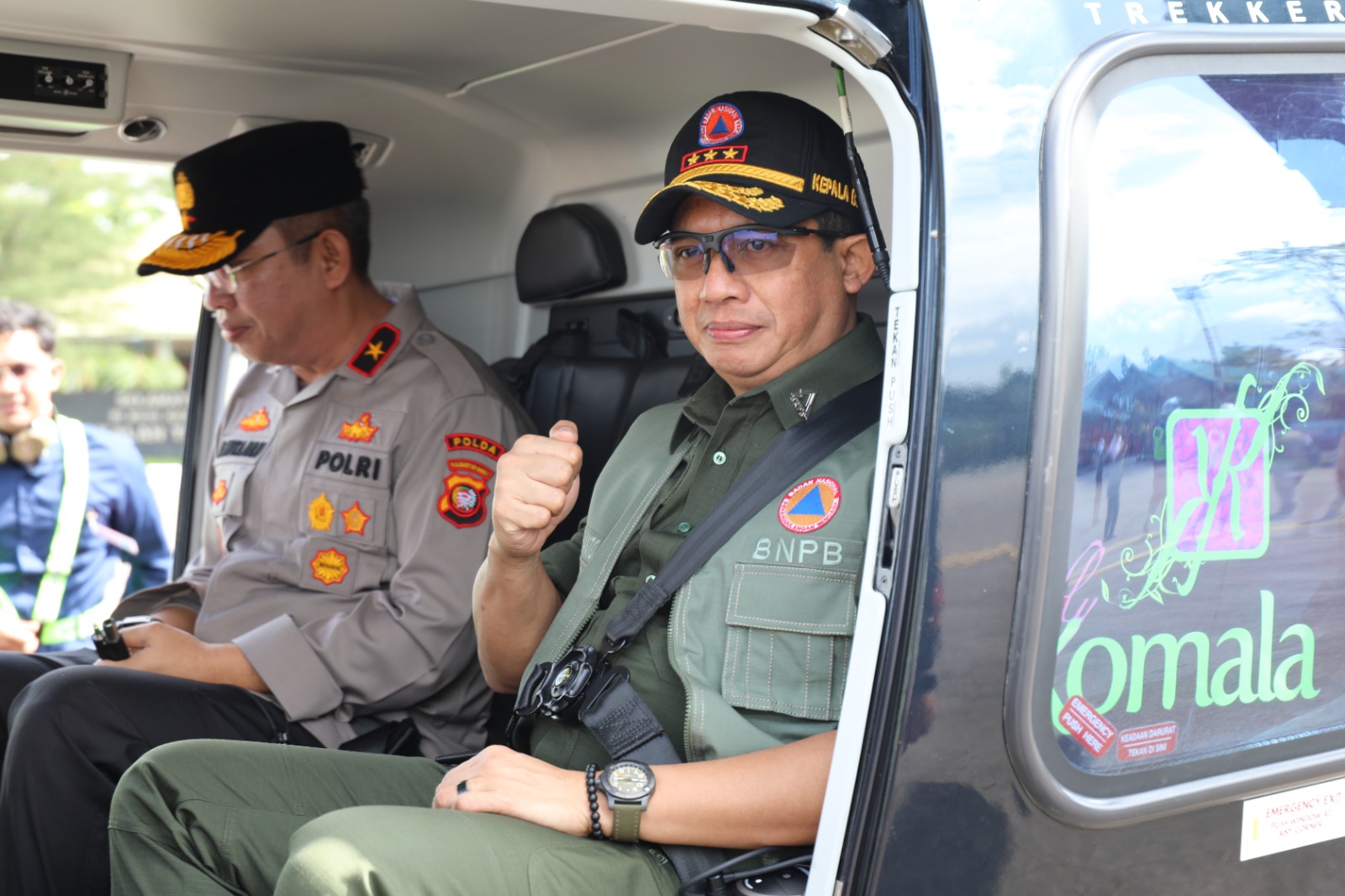 Kepala BNPB Letjen TNI Suharyanto, S.Sos., M.M (kanan) menaiki helikopter dengan kode PK-KAY untuk melakukan patroli udara guna melihat kondisi penanganan kebakaran hutan dan lahan di wilayah Kalimantan Barat, Rabu (20/9).